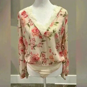Socialite bodysuit blouse XS cream pink floral lace trim v-neck
